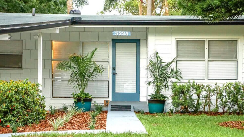 Building Photo - 3225 Pickfair St