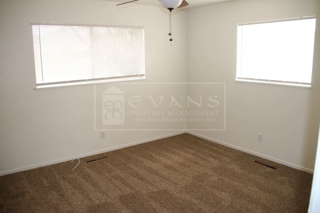 Building Photo - House with many possibilities!!