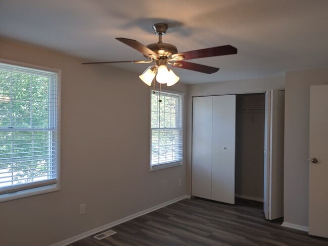 Building Photo - Charming 3 Bdrm/2 Bath Townhome - Available Now!