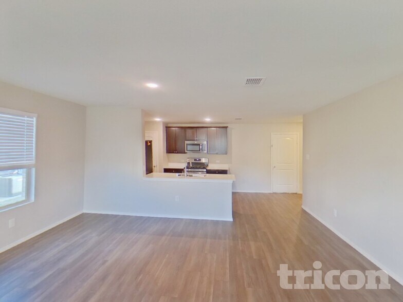 Building Photo - 746 Bayonet St