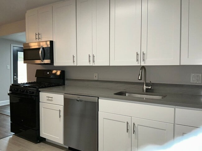 Building Photo - Fully updated 4BR 3BA single family rambler in Twinbrook Forest