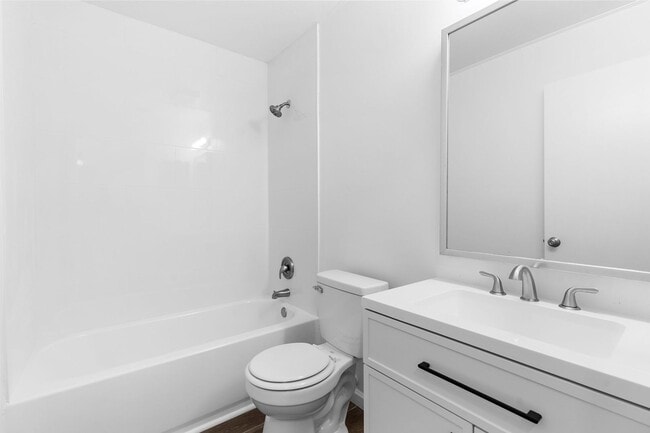Building Photo - Beautiful Newly Renovated 2 Bedroom 2 Bath...