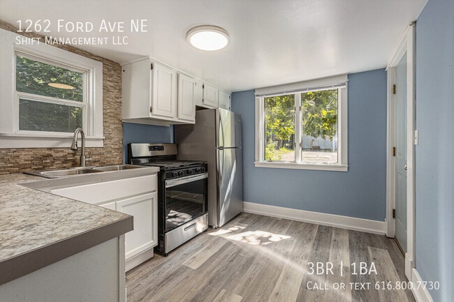 Building Photo - 1262 Ford Ave NE