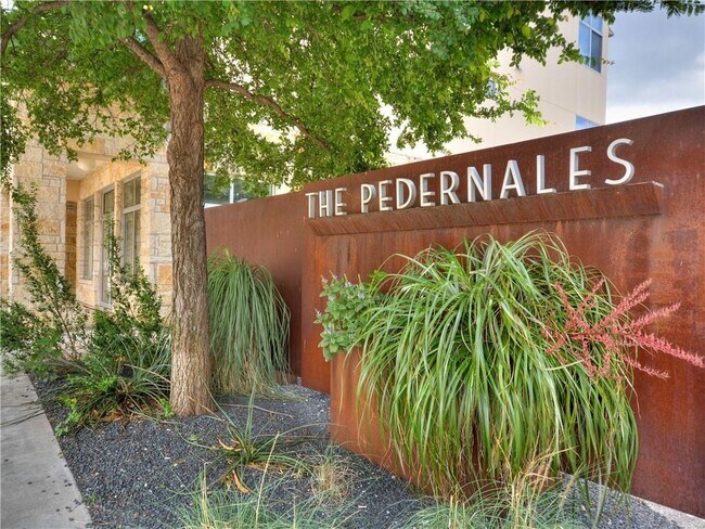 Building Photo - 2401 E 6th St