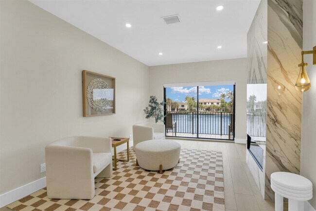 Building Photo - 319 S Riverside Dr