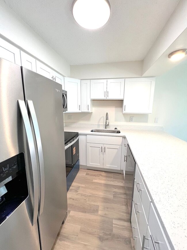 Building Photo - Updated 1 Bed 1 Bath Condo Across A1A from...
