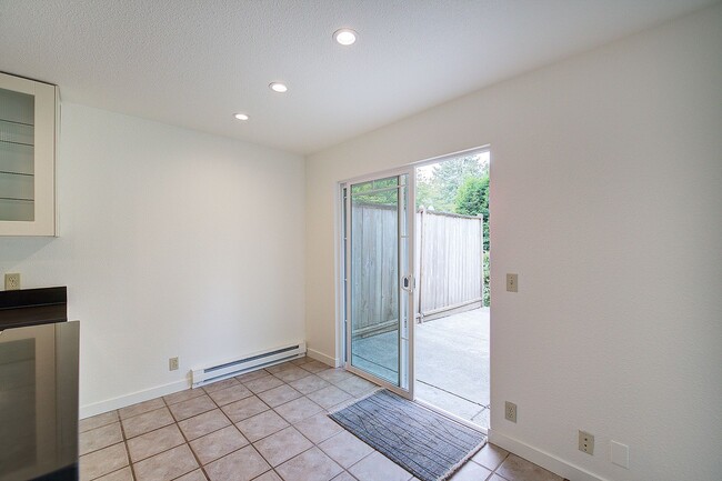 Building Photo - 2Bd/1Ba Issaquah Duplex