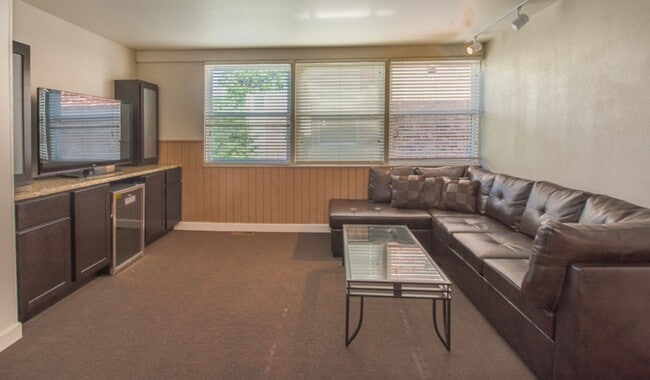 Interior Photo - 512 E Stoughton St.