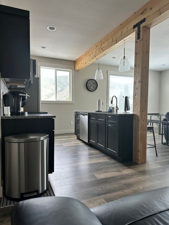 Building Photo - Year Round Rental- 4 bedroom, 2.5 bath in Chelan