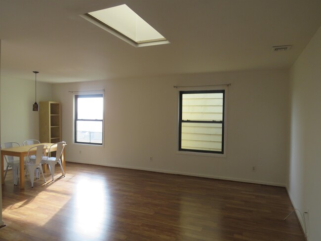 Building Photo - 22 69th St