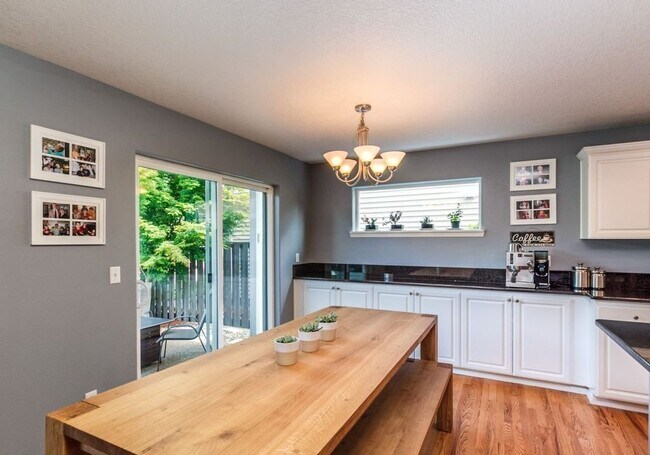 Building Photo - Beautiful Spacious Home!