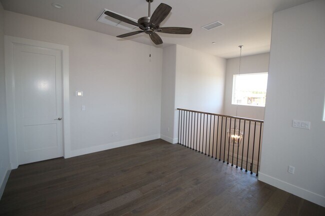 Building Photo - 2104 E Las Palmas Dr