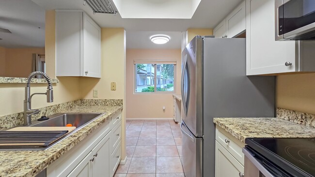 Building Photo - Awesome 2bd/2ba Condo close to Tempe Town Lake, ASU, Sky Harbor, Freeway Access and Light Rail.