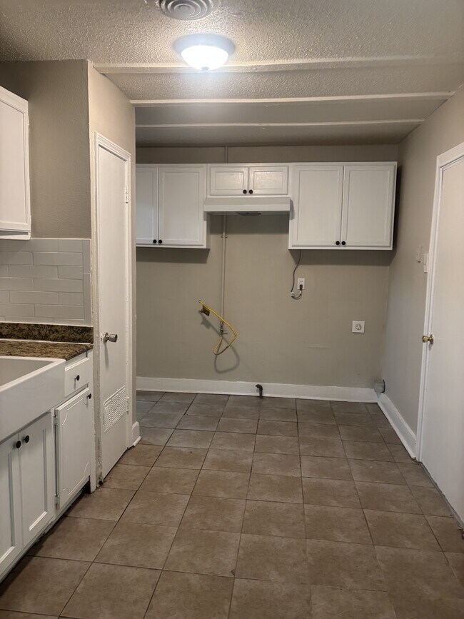 Building Photo - 375 Joubert Ave