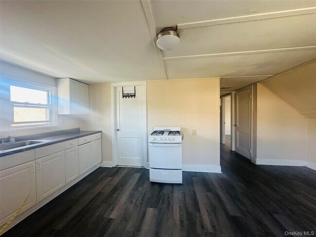 Building Photo - 18 Taylor Ave