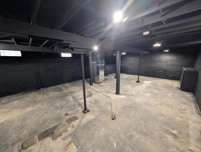 Building Photo - 2117 Kemble Ave