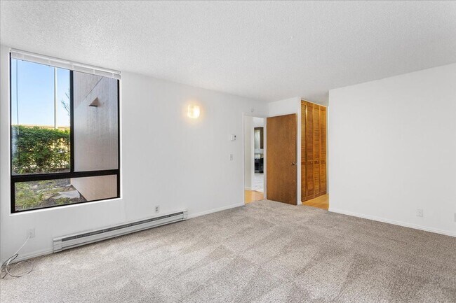 Building Photo - 2101 Shoreline Dr