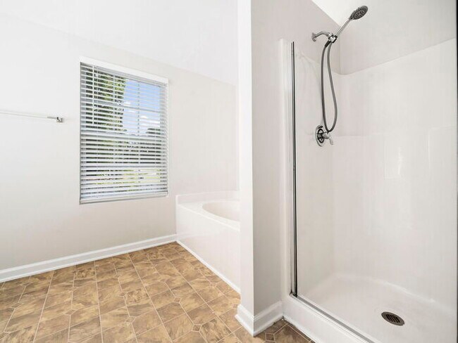 Building Photo - Spacious and Move-In Ready Home! - Fenced ...