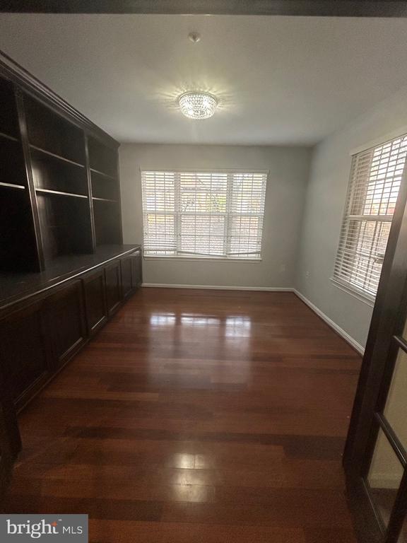 Building Photo - 9811 Lake Point Ct