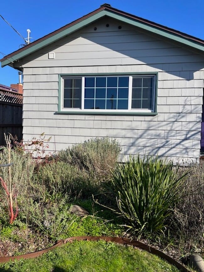 Building Photo - 2 Bedroom/ 1 Bath House in Eureka, Single car Garage with Washer & Dryer included!!