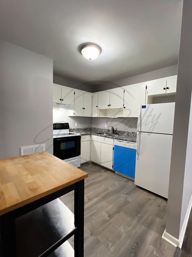 Building Photo - Bright and Airy Second-Floor Apartment with Upgrades and Pet Friendly!