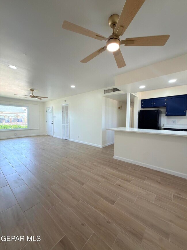 Building Photo - 7605 Parkland Dr