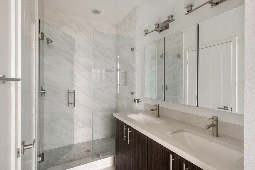 Building Photo - 2753 Waverly Dr