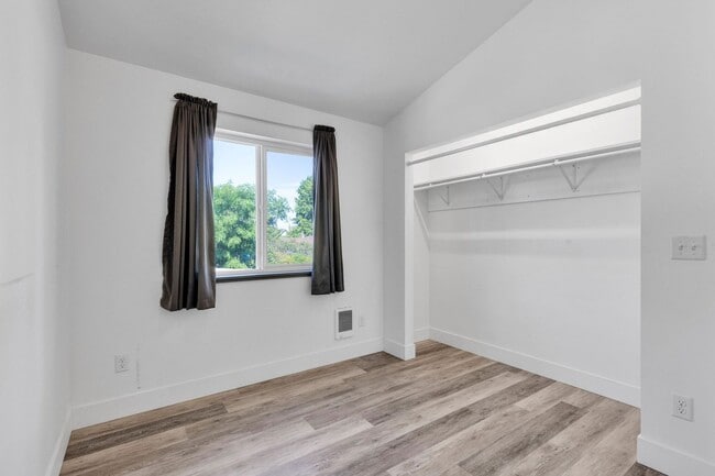 Building Photo - Modern One-Bedroom Above-Garage Apartment in Central Missoula