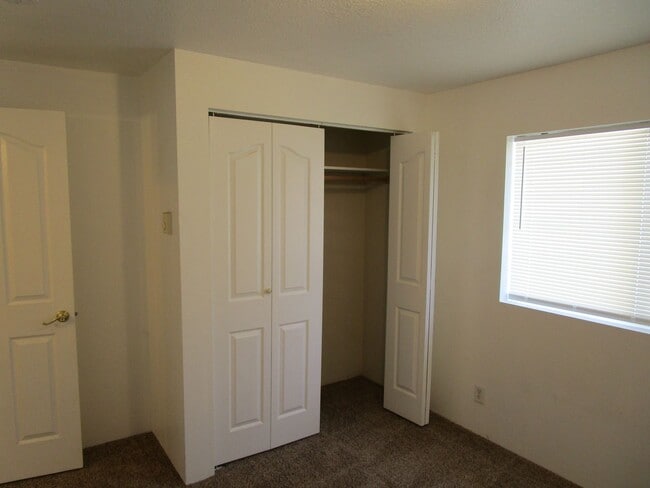 Building Photo - End Unit in Triplex Near Golf Course on Cu...