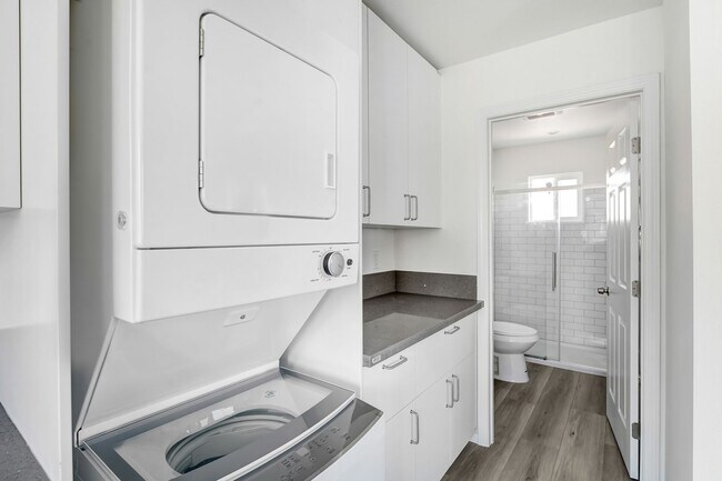 Building Photo - Newly renovated 1 bedroom / 1 bath apartment available now!