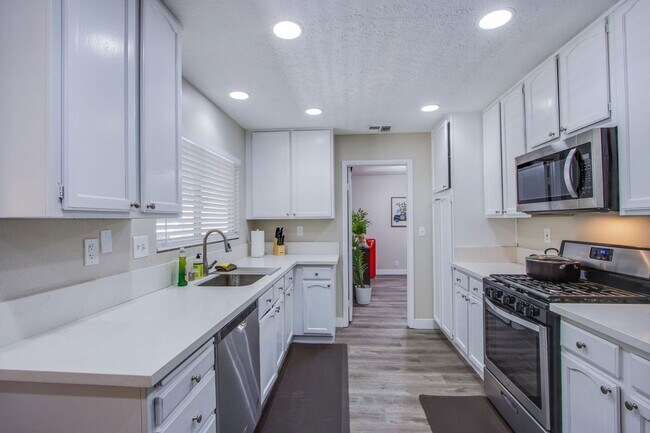 Building Photo - 2342 Viewcrest Rd