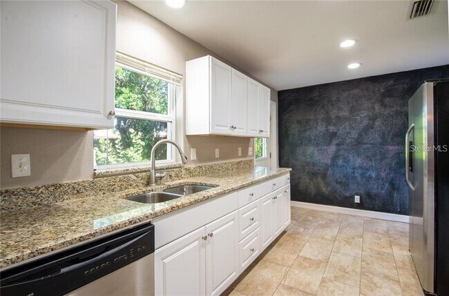 Building Photo - 2074 Greenbriar Blvd