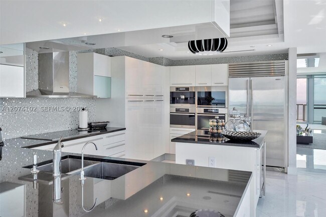 Building Photo - 17121 Collins Ave