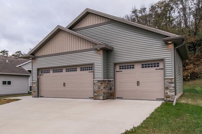 Building Photo - 3367 Ridgeline Dr SE