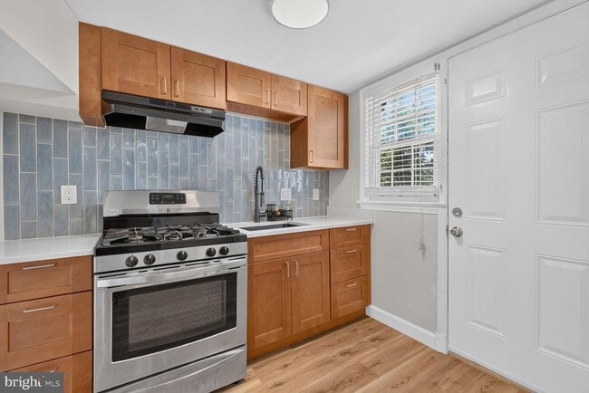 Building Photo - 2437 Iverson St