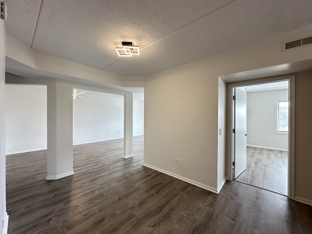 Building Photo - 5555 N Cumberland Ave