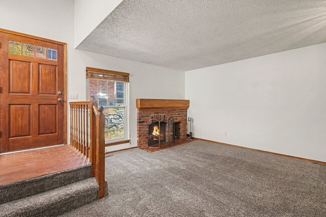 Building Photo - Conveniently Located 3BR/2 Bath Townhome