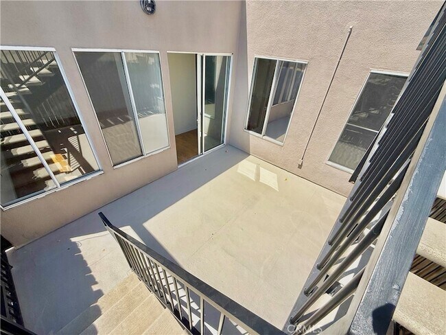 Building Photo - 312 W 5th St