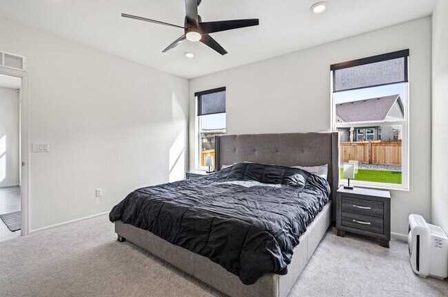 Building Photo - Modern Home in Brighton!