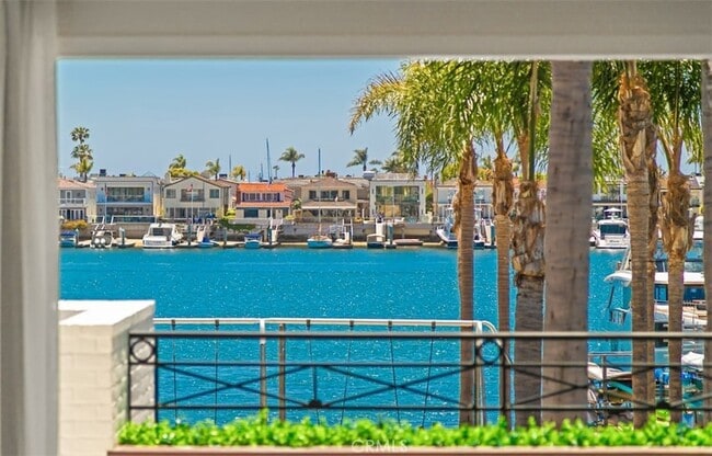 Building Photo - 2401 Bayshore Dr