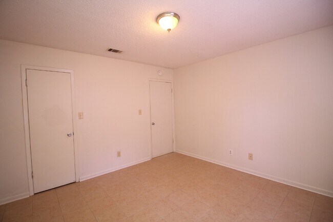 Building Photo - Affordable 2BR with Utilities Included – G...
