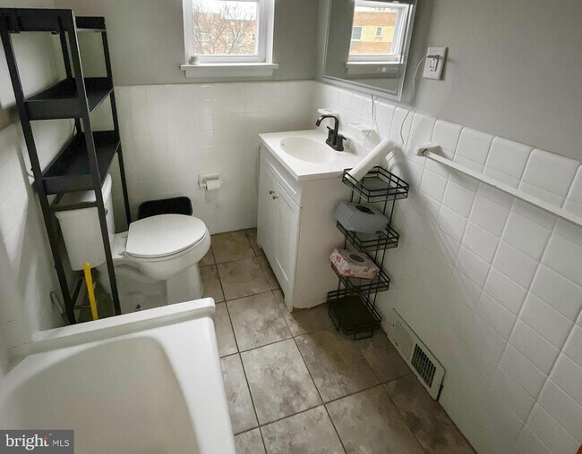 Building Photo - 1409 N 76th St