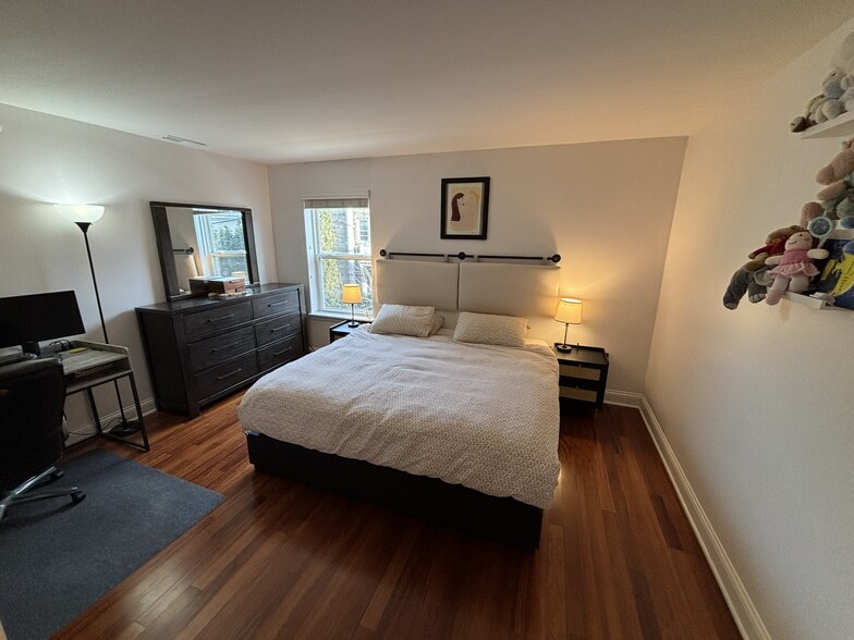 Building Photo - 1550 N Warren Ave