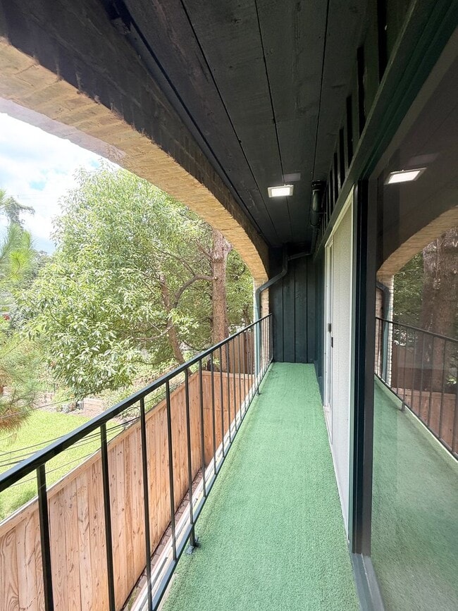 Building Photo - Modern 2/2.5/1 Townhome Across From The Me...
