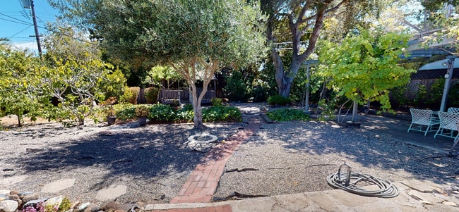 Building Photo - 3 Bed, 2 Bathroom home with large enclosed...
