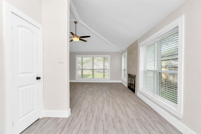 Building Photo - 10051 Green Valley Ln