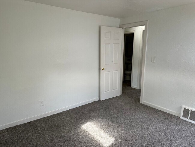 Building Photo - 3 Bed 1 Bath Shadle Park Home - Large Garage