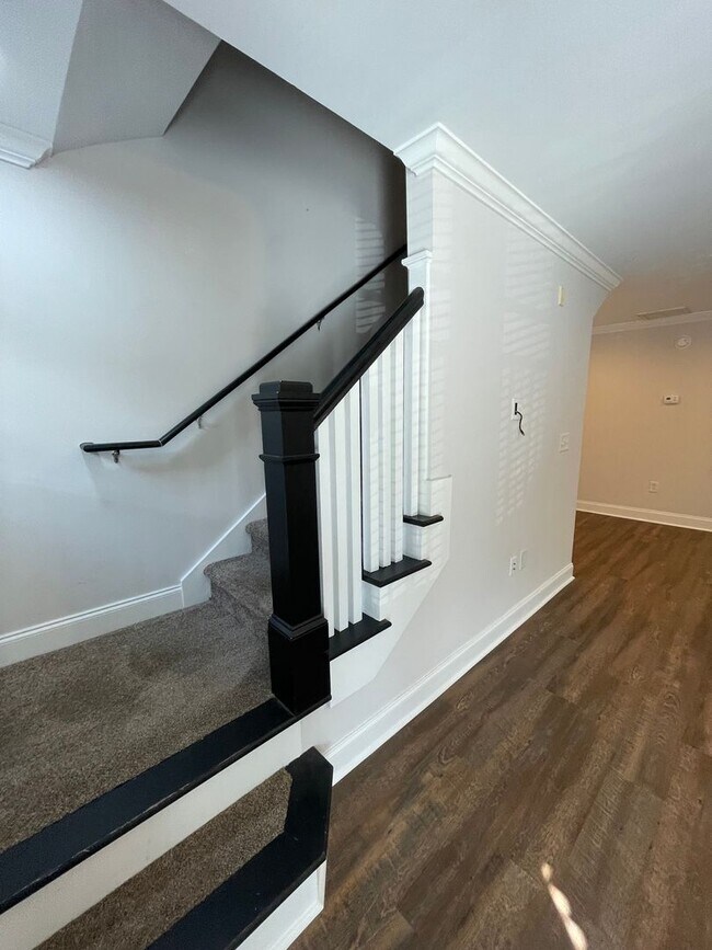 Building Photo - Three Bedroom Townhouse Available!