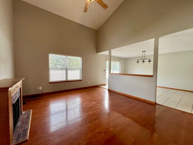 Building Photo - 1172 Rose Dr