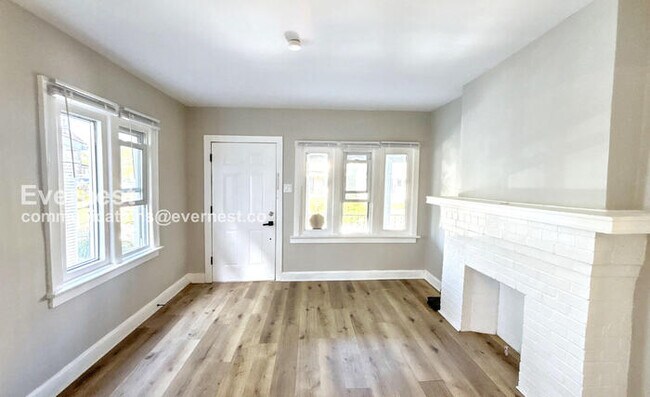 Building Photo - 3-Bedroom Townhome with Fenced Yard / Pet-...